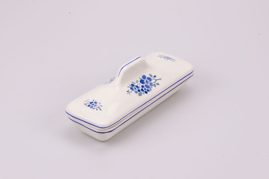 Boite en porcelaine blanche avec couvercle et des motifs bleus floraux 