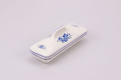 Boite en porcelaine blanche avec couvercle et des motifs bleus floraux 