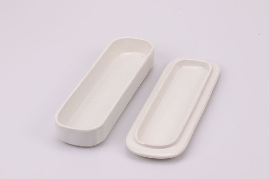 Boite à peigne blanc en porcelaine avec motif floral bleu