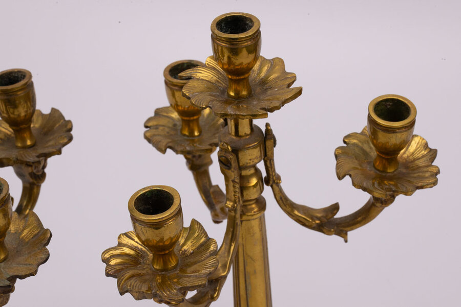 Cet ancien candélabre en bronze apportera chic et raffinement à votre déco.