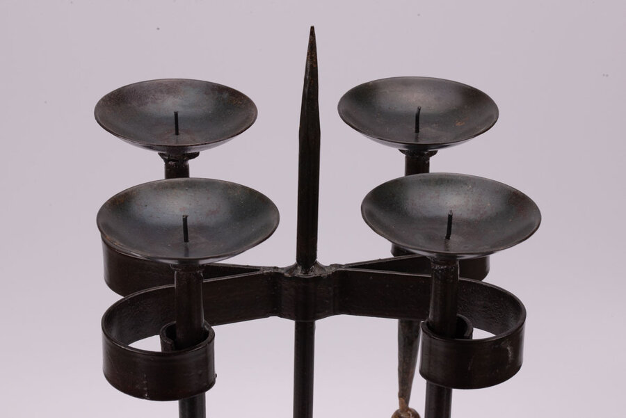 Chandelier au design brut, laissant la part belle à la matière et aux formes géométriques minimalistes