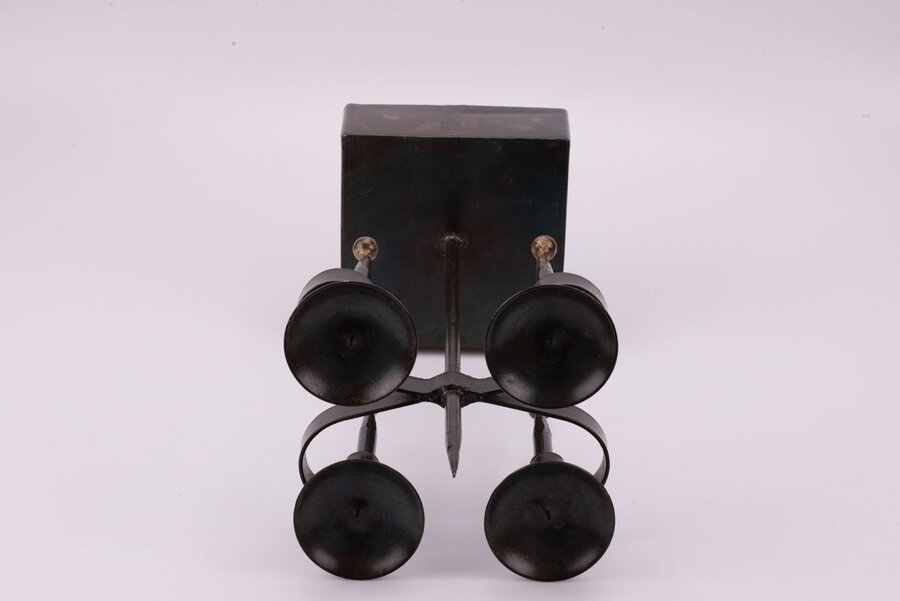 Chandelier au design brut, laissant la part belle à la matière et aux formes géométriques minimalistes