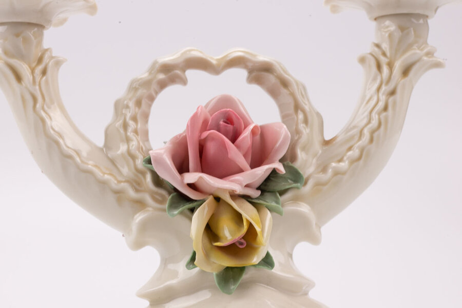 Chandelier porcelaine vintage avec un motif de fleur de chez Karl Ens