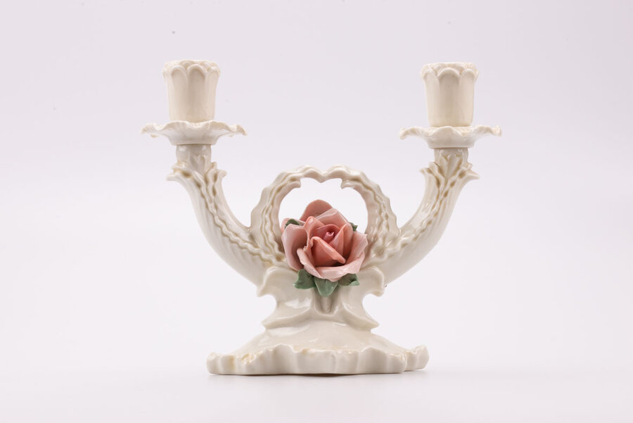 Chandelier porcelaine vintage avec un motif de fleur de chez Karl Ens