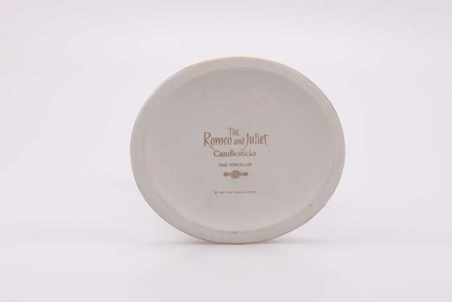 Chandelier en porcelaine vintage et blanche modèle Roméo 