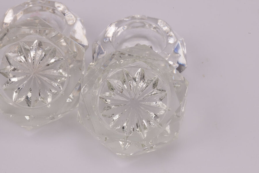 2 petits bougeoirs en verre cristallin