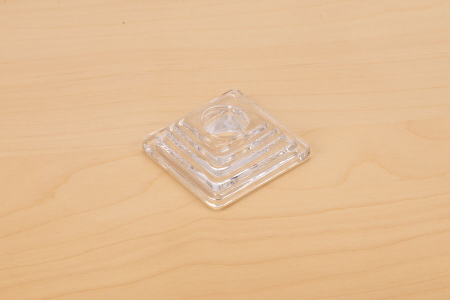 Bougeoir en verre à la forme pyramidale