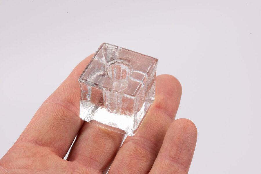 Petits bougeoirs cubiques en verre où vous pourrez y déposer une fine bougie