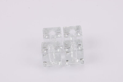 Petits bougeoirs cubiques en verre où vous pourrez y déposer une fine bougie