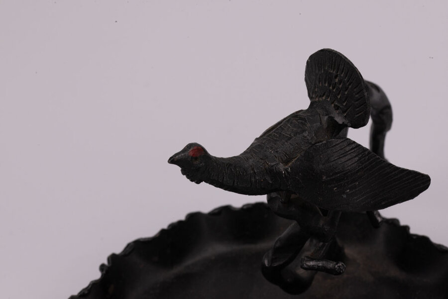 Vide-poche noir en fer forgé, avec en support un tétras lyre sur une branche