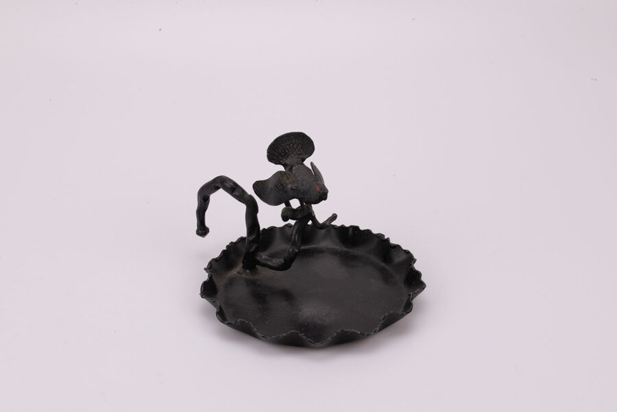 Vide-poche noir en fer forgé, avec en support un tétras lyre sur une branche