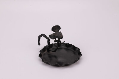 Vide-poche noir avec un élégant tétras  Vide-poche noir en fer forgé, avec en support un tétras lyre sur une branche