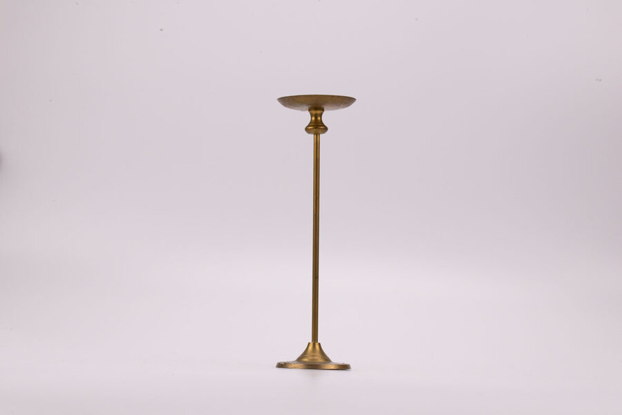 Bougeoir en laiton patiné sur un haut pied fin et d'une belle hauteur. 