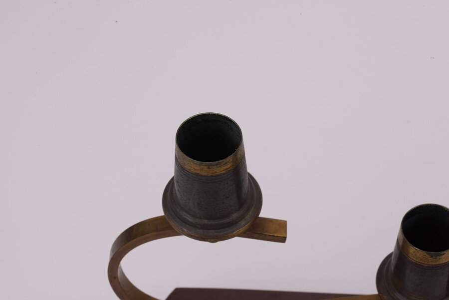 2 bougeoirs en métal, cuivre  et bois  2 bougeoirs en métal, cuivre  et bois