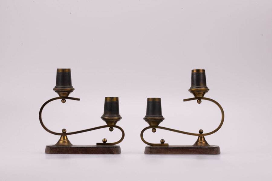 2 bougeoirs en métal, cuivre  et bois  2 bougeoirs en métal, cuivre  et bois