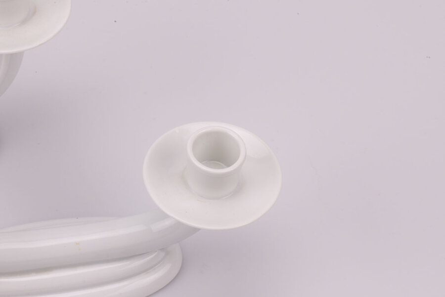 Duo de chandeliers blancs en porcelaine de la manufacture Gerold Porzellan en Bavière