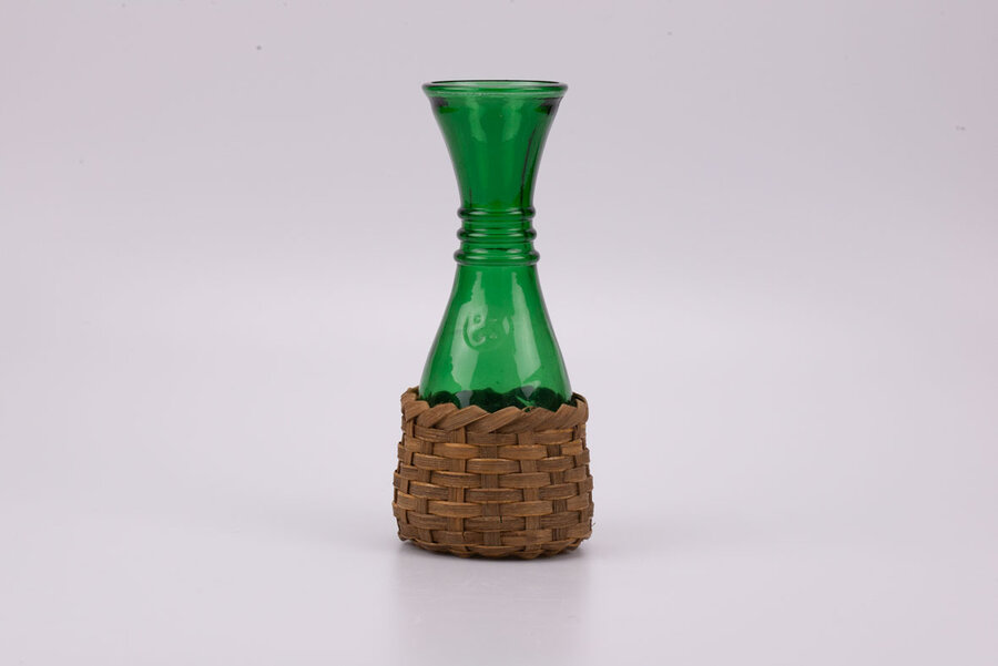 Carafe vintage en verre fumé très épais de couleur verte avec un socle en osier tressé