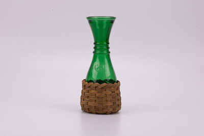 Carafe vintage en verre fumé très épais de couleur verte avec un socle en osier tressé