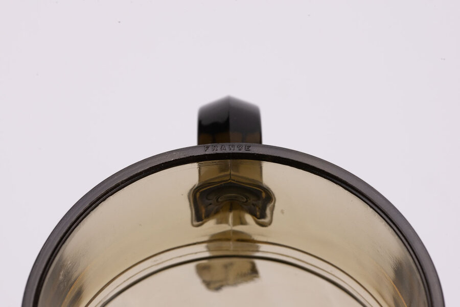 Carafe vintage en verre fumé avec de fins traits obliques fabriquée par Luminarc