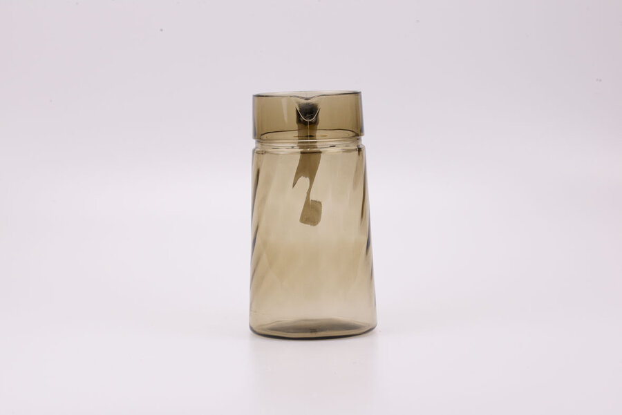 Carafe vintage en verre fumé avec de fins traits obliques fabriquée par Luminarc