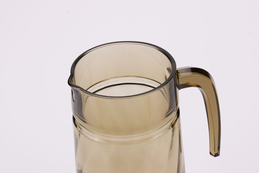 Carafe vintage en verre fumé avec de fins traits obliques fabriquée par Luminarc