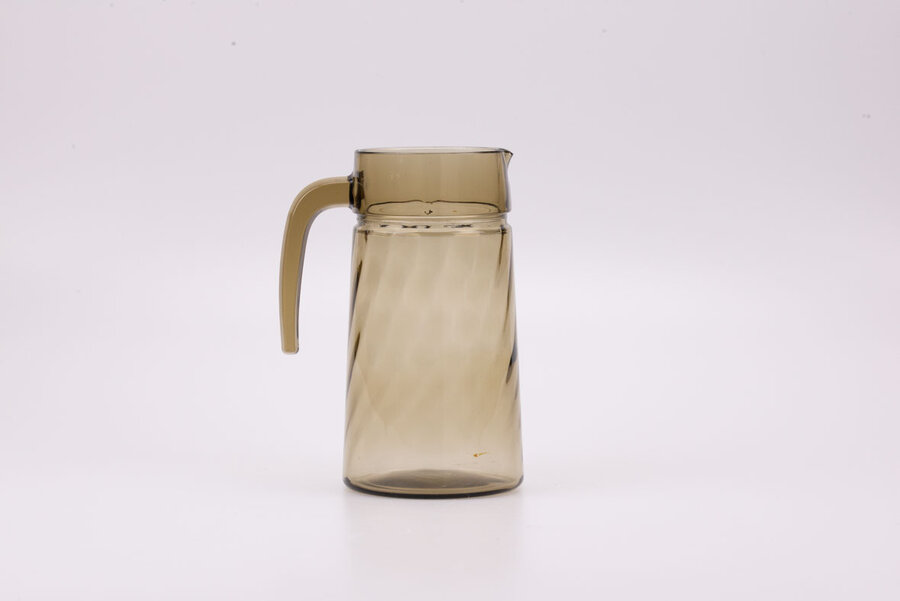 Carafe vintage en verre fumé avec de fins traits obliques fabriquée par Luminarc