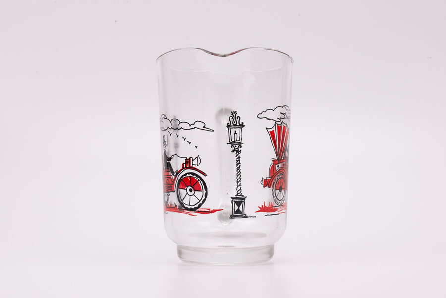 Carafe vintage en verre épais sérigraphiée d'un dessin de voiture du 19e siècle