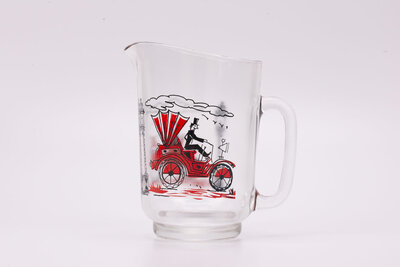 Carafe vintage en verre épais sérigraphiée d'un dessin de voiture du 19e siècle