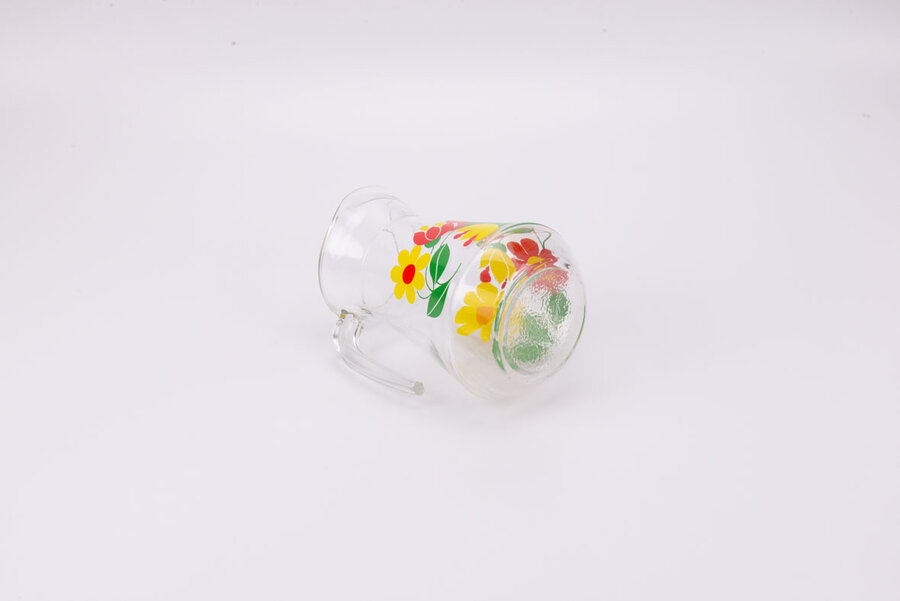 Mignonne carafe rétro en verre transparent conçu en France dans les années 1980. 