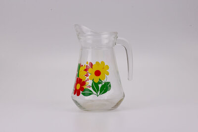 Mignonne carafe vintage en verre transparent avec motif à fleurs conçu en France dans les années 1980. 