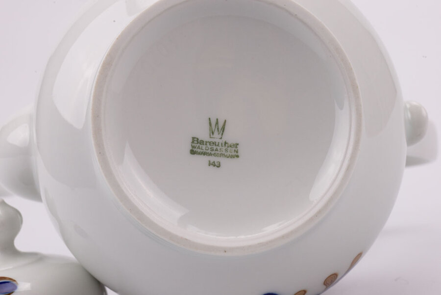 Signature sur théière vintage en porcelaine fabriquée par Bareuther Waldassen