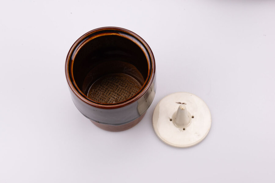 Tasse vintage en porcelaine de chez Villeroy & Boch qui sert de capuchon à une théière