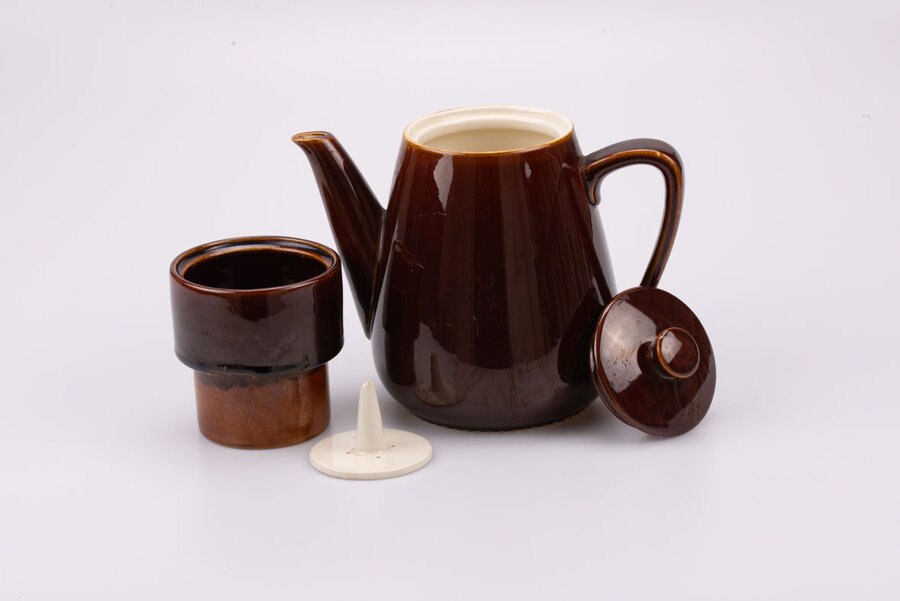 Cafetière et sa tasse intégrée vintage en porcelaine de chez Villeroy & Boch