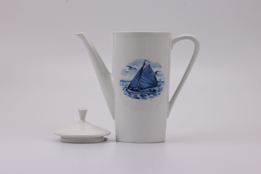 Théière vintage en porcelaine de la manufacture Seltmann Weiden avec un motif de bateau