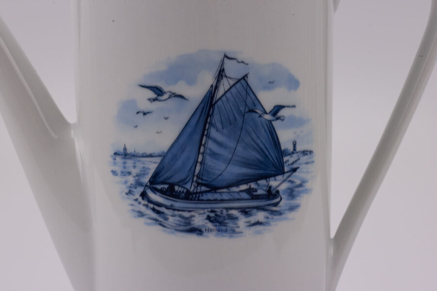 Théière vintage en porcelaine de la manufacture Seltmann Weiden avec un motif de bateau