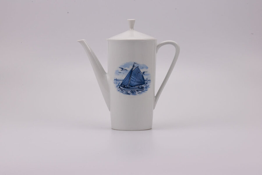 Théière vintage en porcelaine de la manufacture Seltmann Weiden avec un motif de bateau