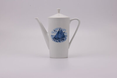 Théière vintage en porcelaine de la manufacture Seltmann Weiden avec un motif de bateau
