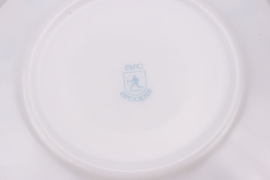 Signature sur une assiette à dessert vintage en opaline de chez Arcopal dans la collection Myosotis