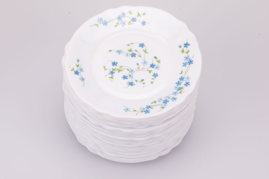 Set d'assiettes à dessert vintage en opaline de chez Arcopal dans la collection Myosotis