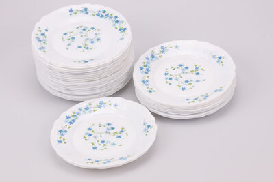 Set d'assiettes à dessert vintage en opaline de chez Arcopal dans la collection Myosotis