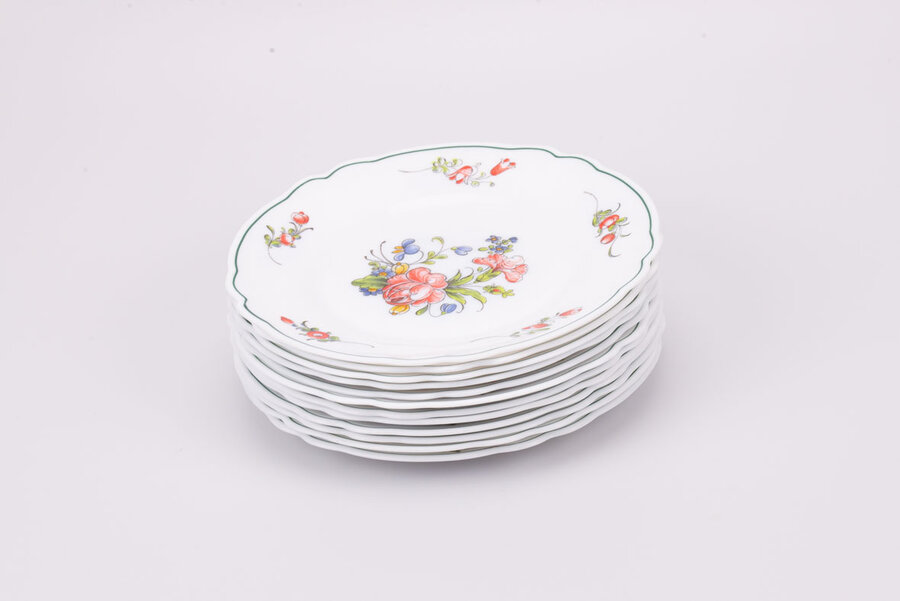 Set d'assiettes à dessert vintage en opaline de chez Arcopal avec un motif floral