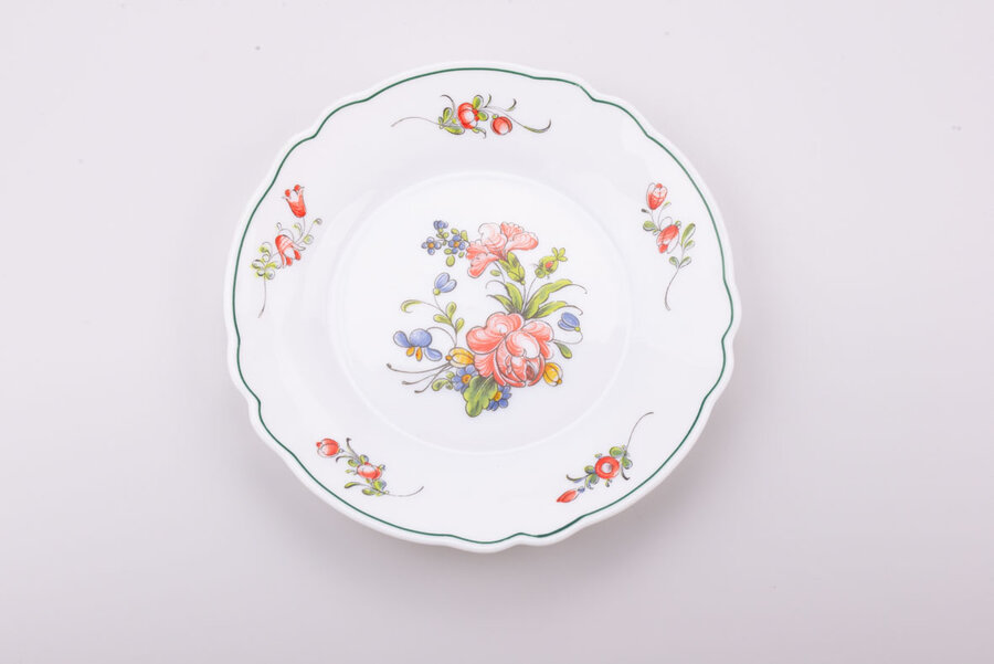 Assiette à dessert vintage en opaline de chez Arcopal avec un motif floral