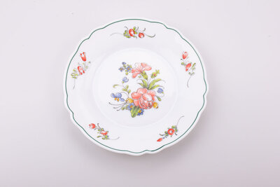 Assiette à dessert vintage en opaline de chez Arcopal avec un motif floral