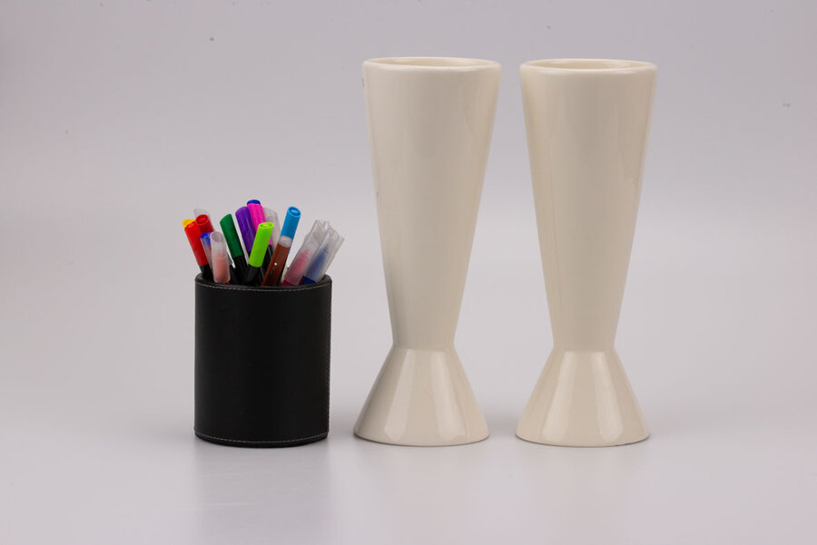 Duo de vases vintage en faïence entièrement blanc de chez Royal Boch 