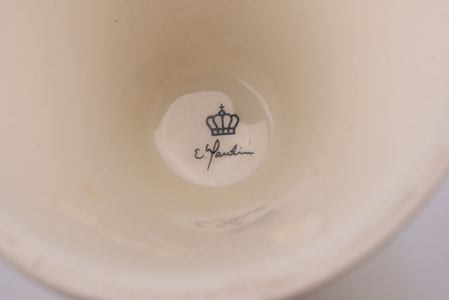 Signature sur un vase vintage en faïence entièrement blanc de chez Royal Boch 