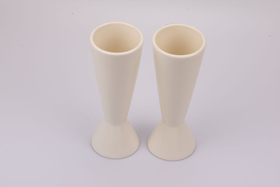 Duo de vases vintage en faïence entièrement blanc de chez Royal Boch 