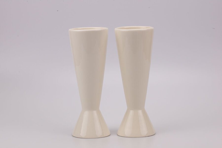 Duo de vases vintage en faïence entièrement blanc de chez Royal Boch 