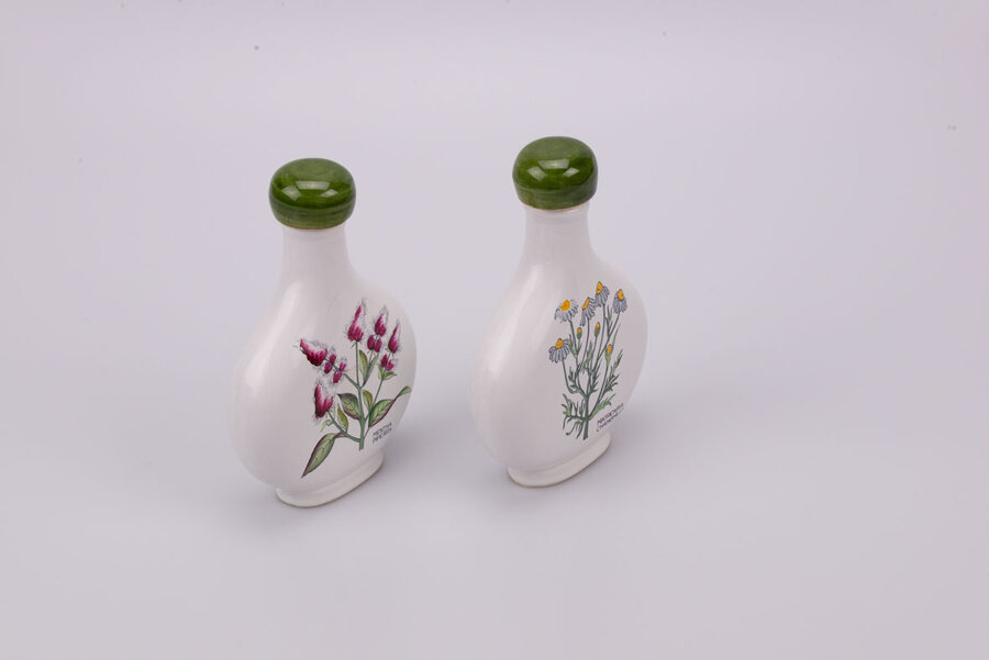 Duo de flacons vintage en céramique de chez Herr Keramik avec un motif de menthe poivrée