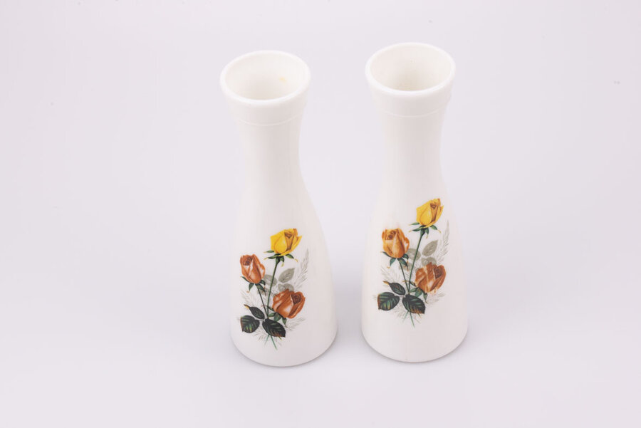 Duo de vases vintage en opaline avec un motif de fleurs jaunes et roses