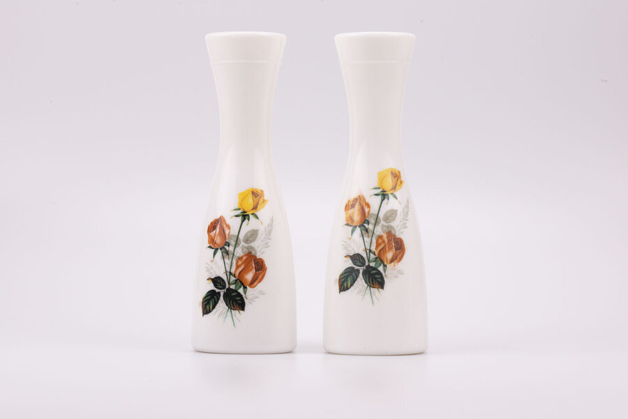 Duo de vases vintage en opaline avec un motif de fleurs jaunes et roses